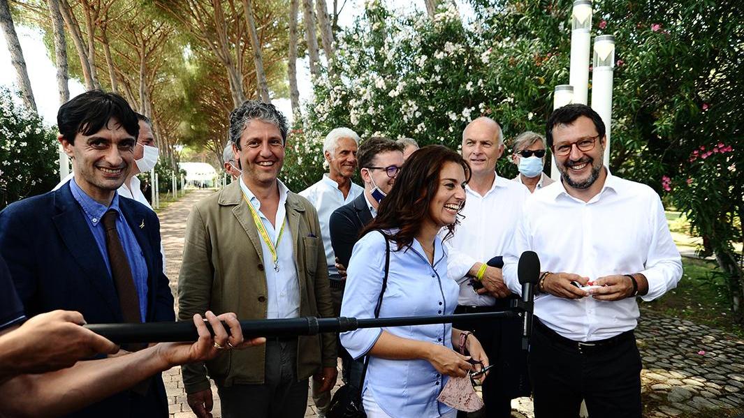 Salvini e Ceccardi nell'incontro con Coldiretti a Marina di Bibbona (Foto Michele Falorni)