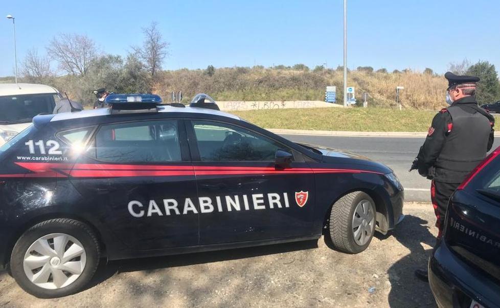 Una pattuglia dei carabinieri della Compagnia di Cecina durante un controllo