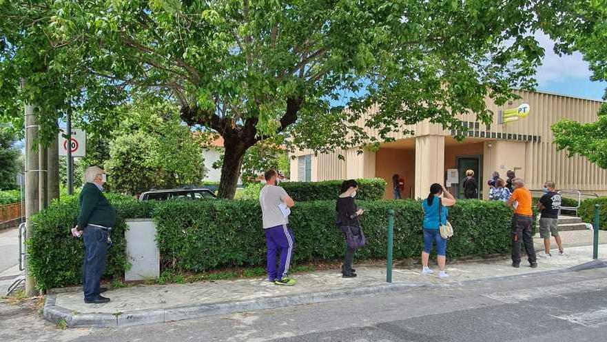 Uffici postali a orario ridotto, disagi e proteste in Versilia