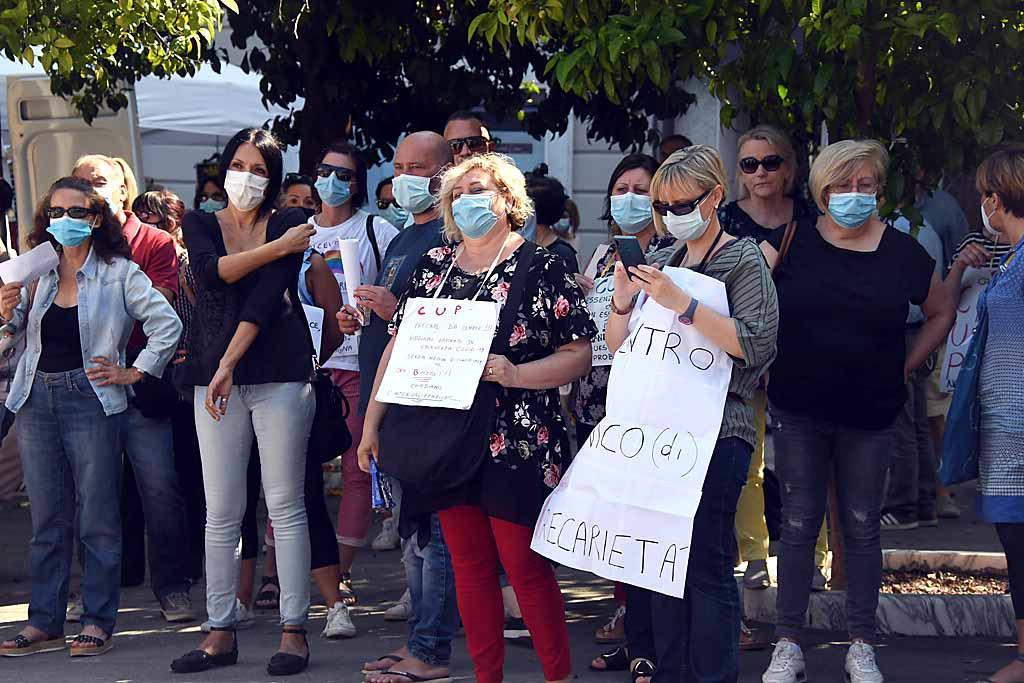 La protesta dei lavoratori del Cup in piazza Aranci