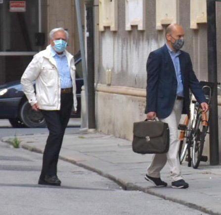 L'ingresso in tribunale di Antonio Mattera col suo avvocato Federico Pistoia (foto Marzi)