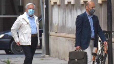 L'ingresso in tribunale di Antonio Mattera col suo avvocato Federico Pistoia (foto Marzi)