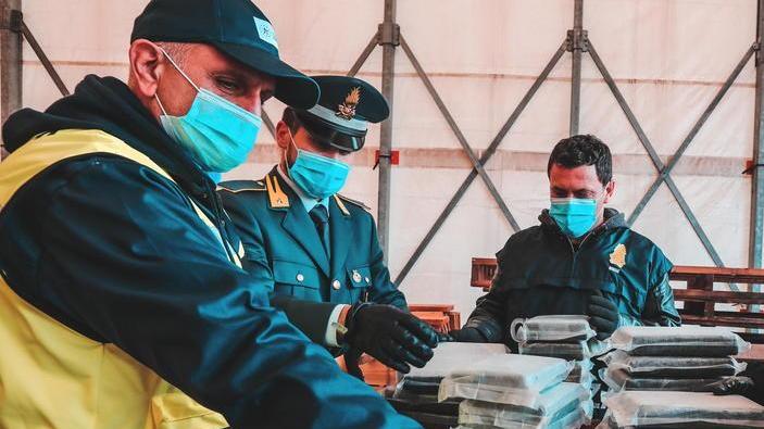 L'ultimo sequestro della finanza (foto Marzi)