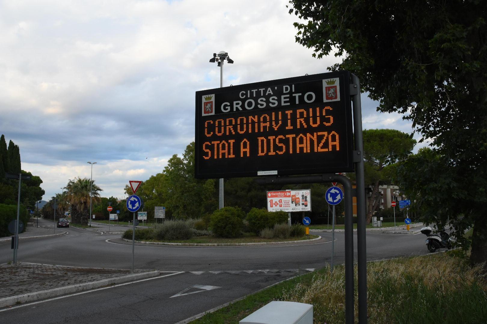 Uno dei cartelli agli ingressi di Grosseto con l’invito a tenersi a distanza gli uni dagli altri (foto Agenzia Bf)