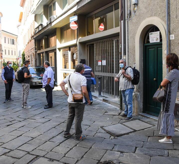 I comitati ambientalisti Forum Ambientalista e Comitato Val di Farma fuori dagli uffici della Regione Toscana in via Cavour a Grosseto (foto Agenzia Bf)