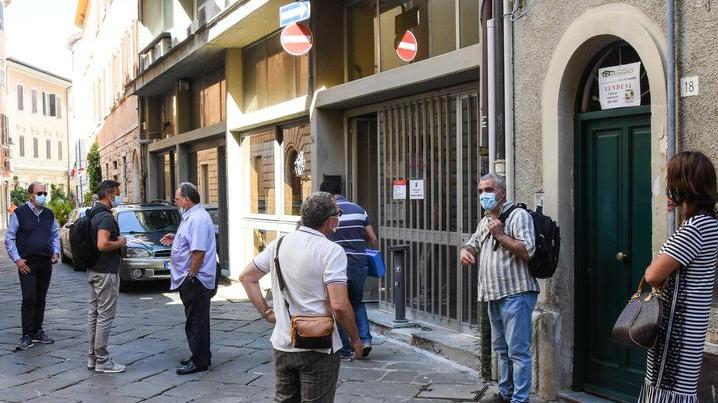 I comitati ambientalisti Forum Ambientalista e Comitato Val di Farma fuori dagli uffici della Regione Toscana in via Cavour a Grosseto (foto Agenzia Bf)
