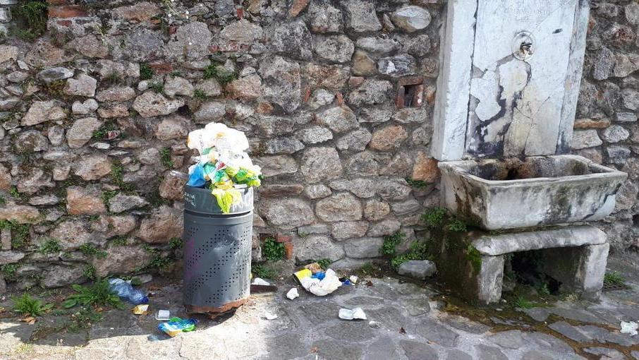Rifiuti in strada e cassonetti strapieni Ma Asmiu spiega: fase di transizione
