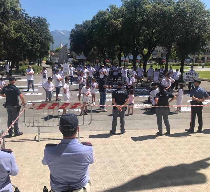 Volantini, fischi, urla e malori i giostrai avanti con la protesta 