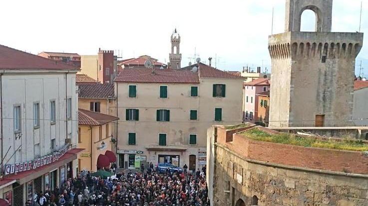 Di nuovo in piazza per un flashmob «La maggioranza onori gli impegni»