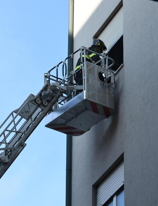 Sciopero e presidio dei vigili del fuoco davanti alla caserma