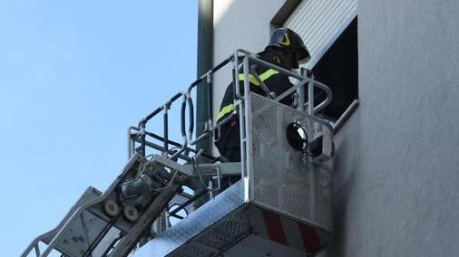 Sciopero e presidio dei vigili del fuoco davanti alla caserma