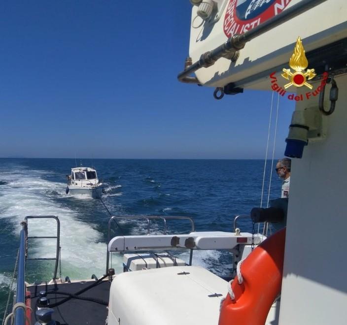 Coppia di diportisti soccorsa da pompieri e guardia costiera