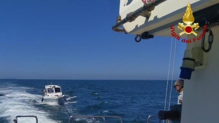 Coppia di diportisti soccorsa da pompieri e guardia costiera