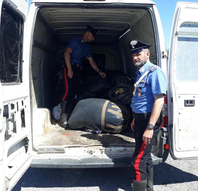 Coppia beccata dai carabinieri ad abbandonare scarti tessili 