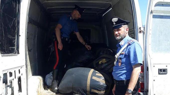 Coppia beccata dai carabinieri ad abbandonare scarti tessili