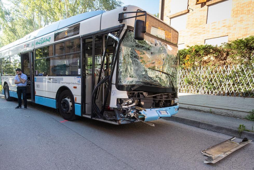 Un boato in via Pesci Bus Tper si schianta contro furgone fermo 