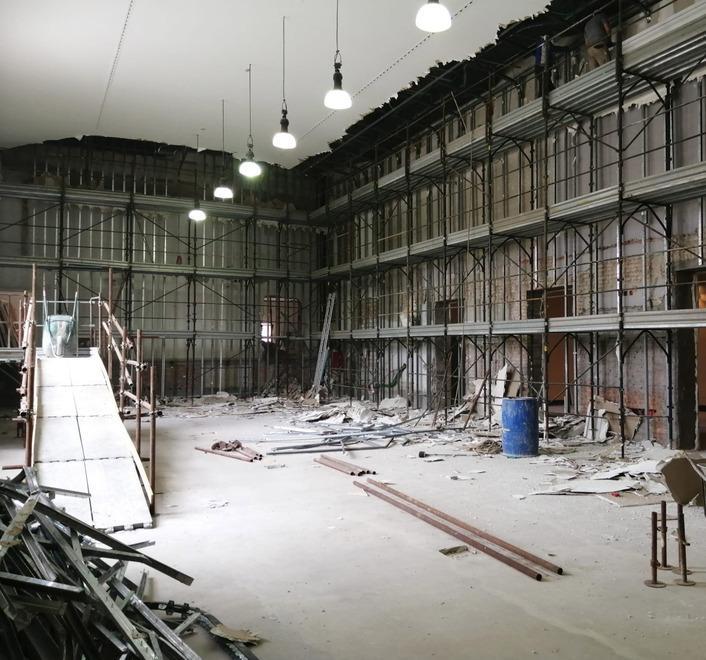Era già stata ristrutturata nel 1981 quando il teatro passò al Comune