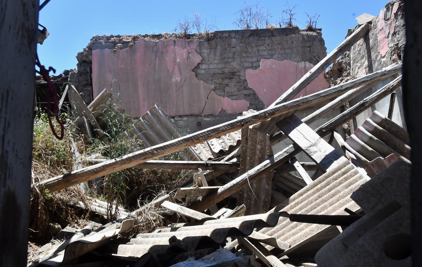 La casa crollata è una bomba ecologica 