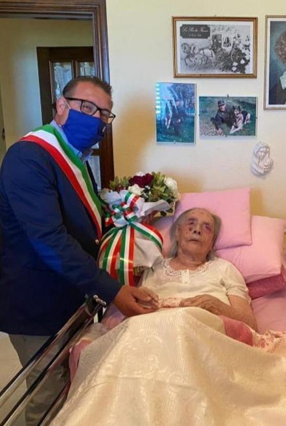 Grande gioia per i 100 anni di zia Puppeddha 