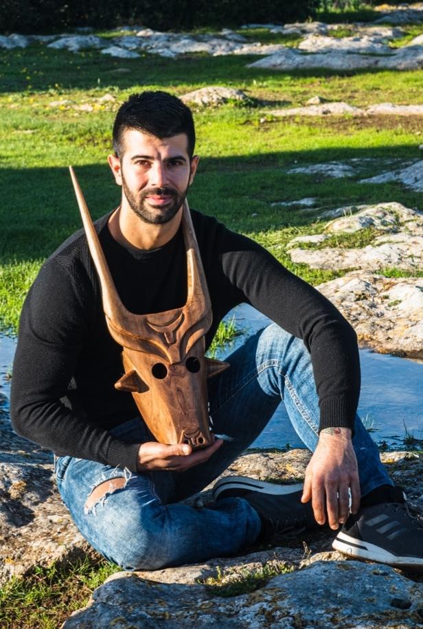 Maschere sarde create nella cantina di casa