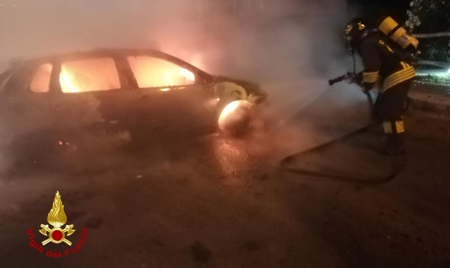 L’auto di un geometra distrutta da un incendio doloso a Sorso