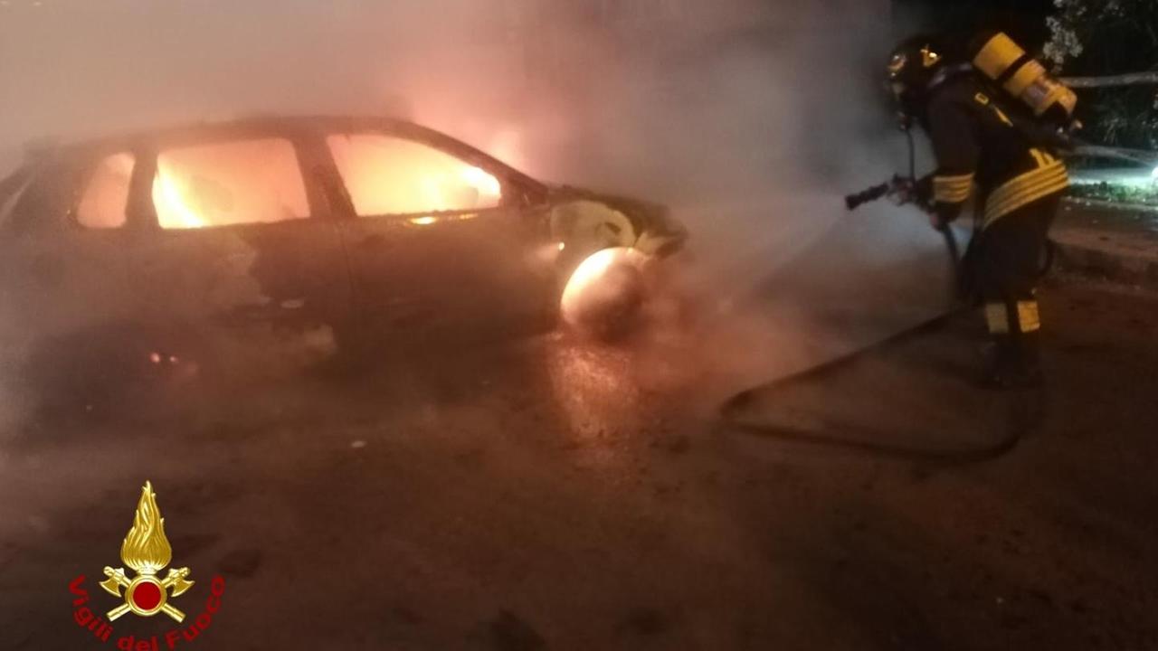 L’auto di un geometra distrutta da un incendio doloso a Sorso