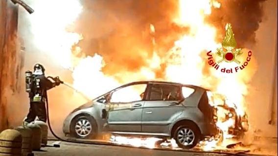 Incendio a Olbia distrugge due auto e danneggia gravemente la facciata di un market