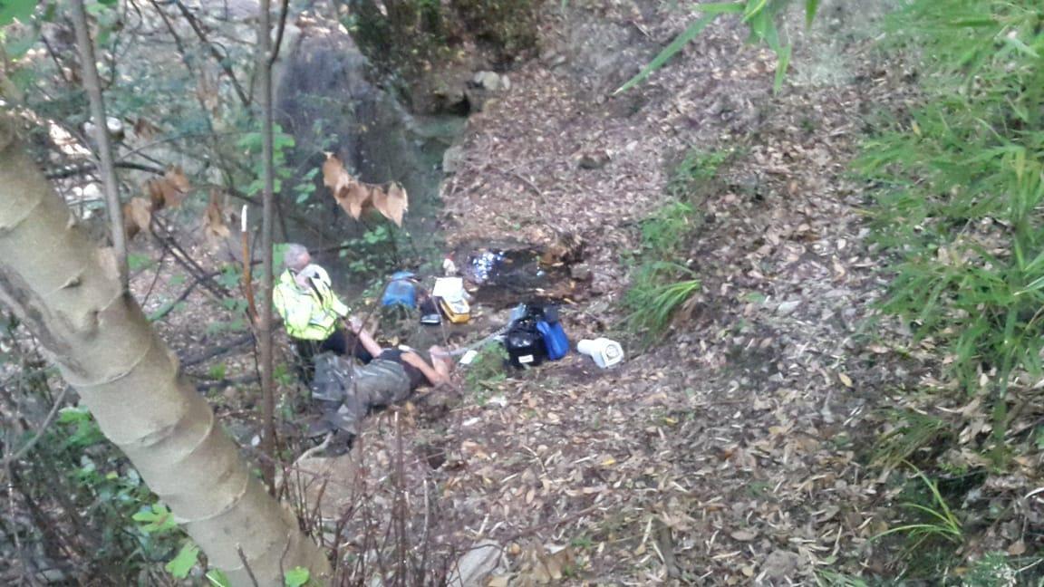 Il medico della Misericordia soccorre l'anziano caduto nel fossato