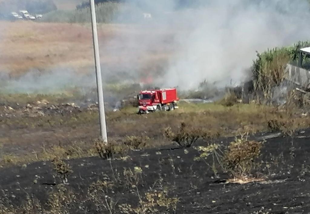 L'incendio che ha paralizzato la 131 dir a cinque chilometri da Cagliari (foto Mario Rosas)