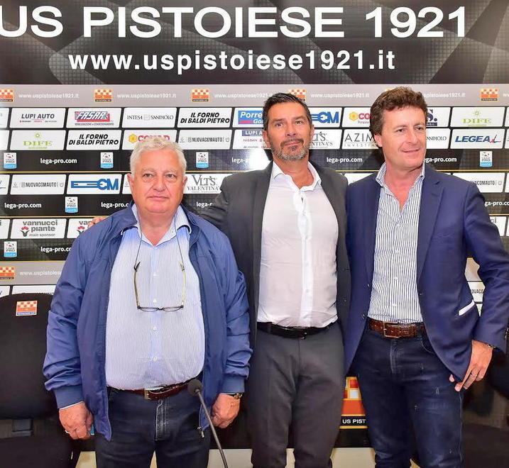 Giovanni Dolci fra il presidente Orazio Ferrari e lo sponsor Vannino Vannucci