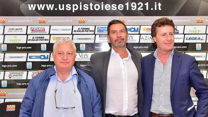 Giovanni Dolci fra il presidente Orazio Ferrari e lo sponsor Vannino Vannucci