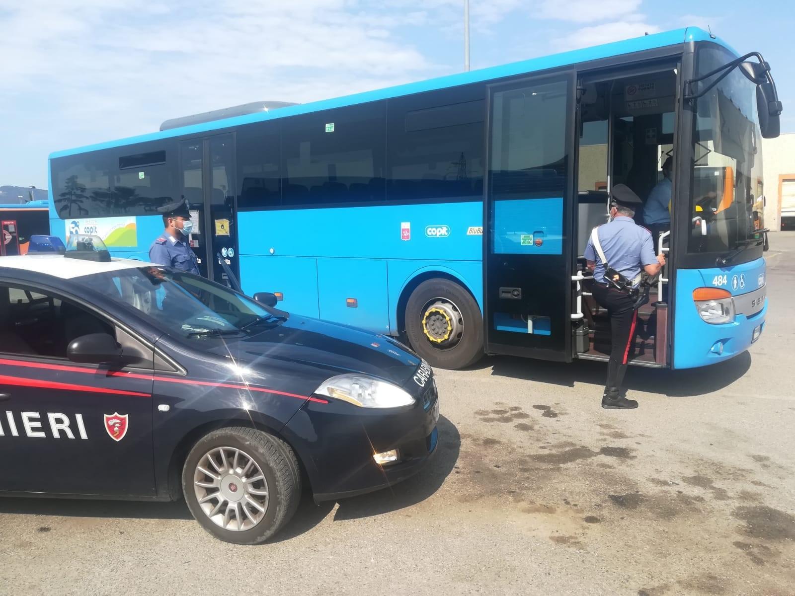 Svegliato, si rifiuta di scendere dal pullman e picchia i carabinieri 