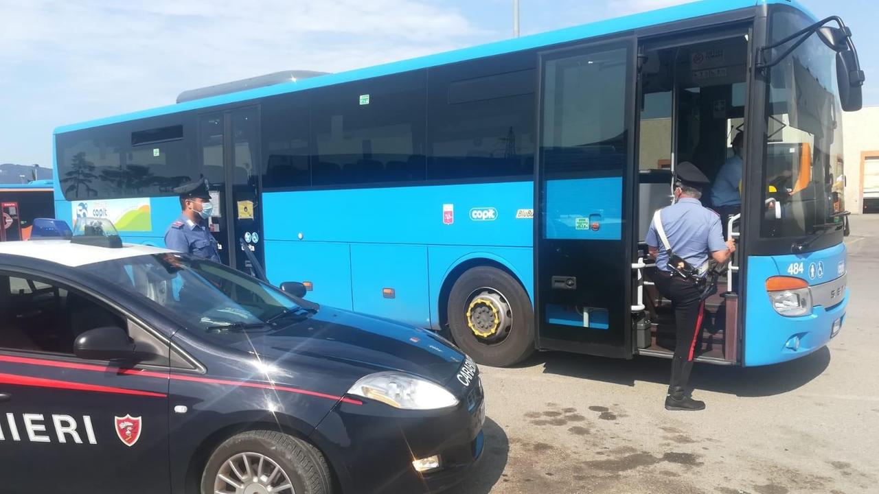 Svegliato, si rifiuta di scendere dal pullman e picchia i carabinieri