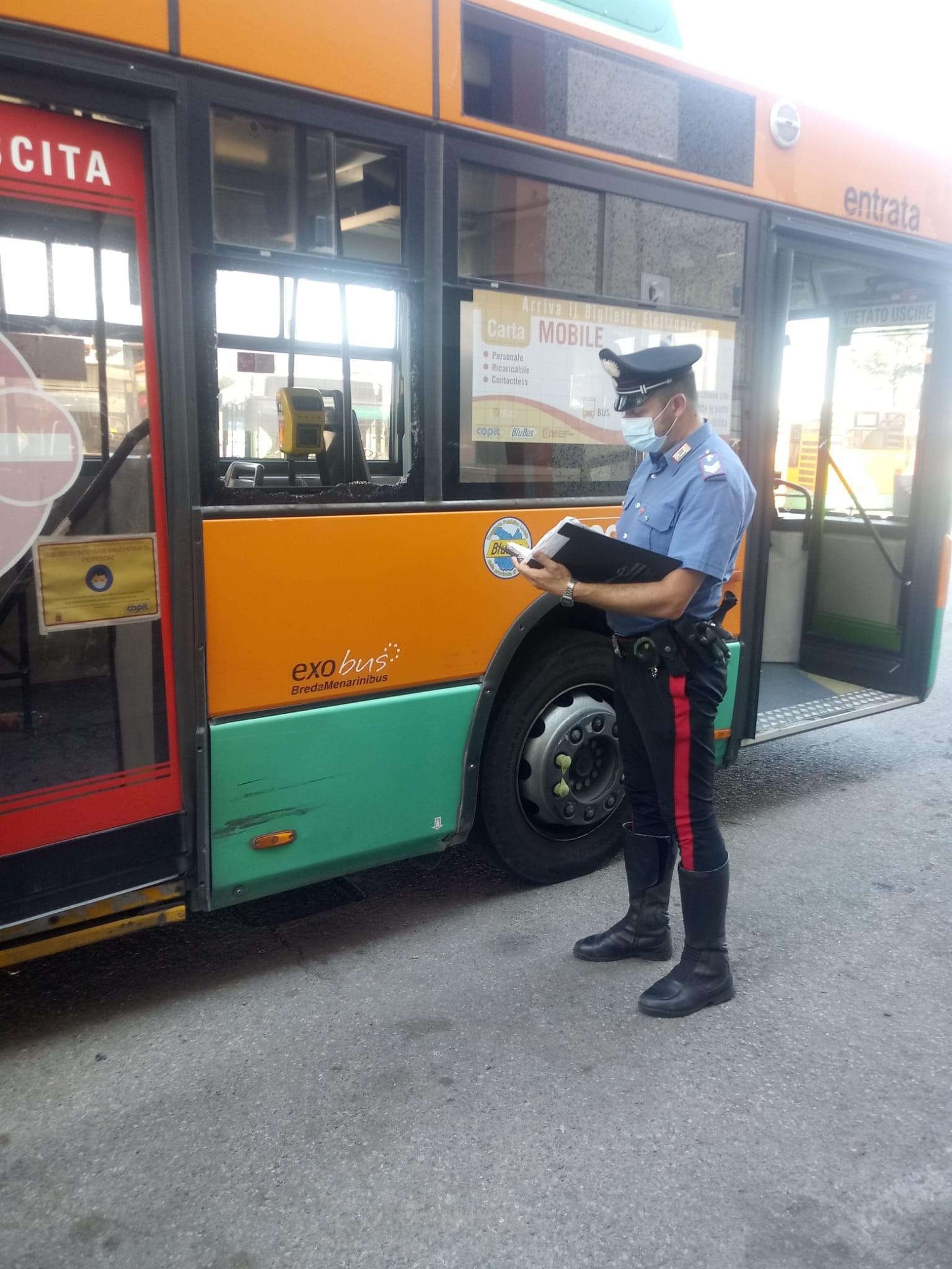Pistoia, aggrediscono i controllori e spaccano tutti i vetri del bus 