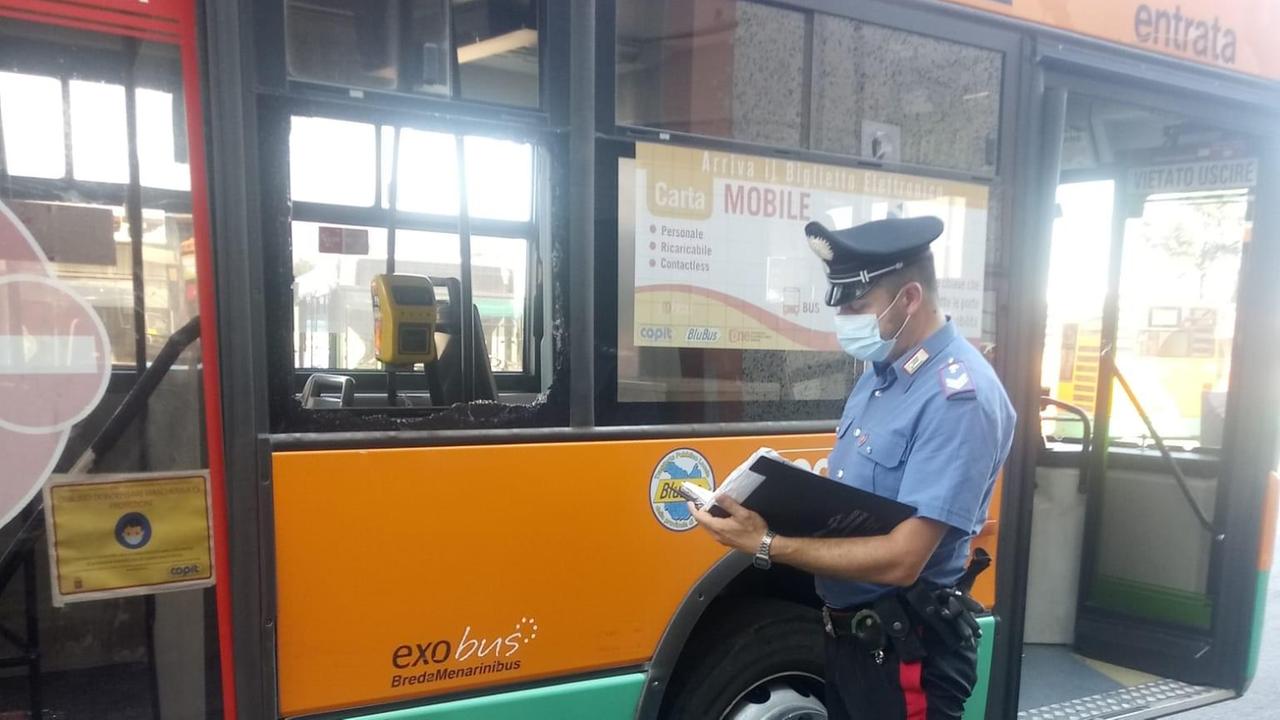 Pistoia, aggrediscono i controllori e spaccano tutti i vetri del bus