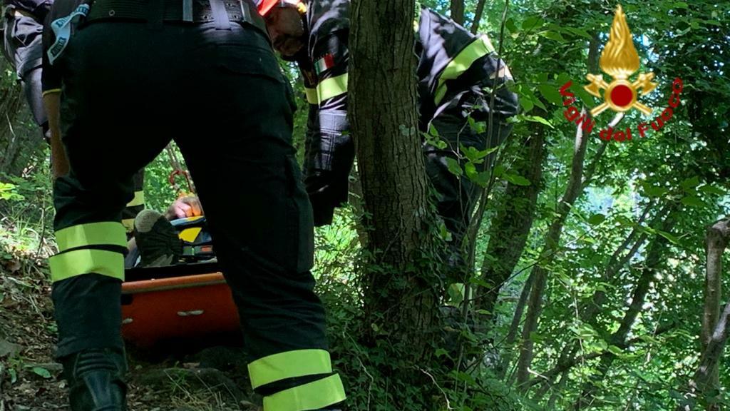 I vigili del fuoco mentre trasportano l'uomo soccorso con la barella
