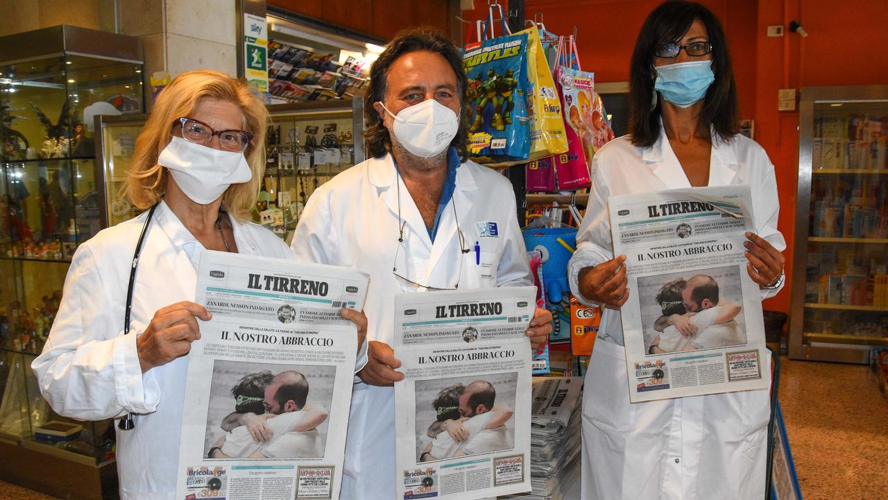 Alcuni medici con la copia gratuita del quotidiano Il Tirreno (foto Bf)