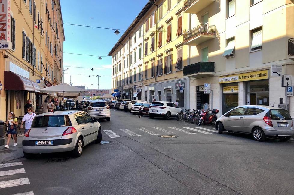 Borgo Cappuccini diventa pedonale la sera, ma i residenti non ci stanno: «Pronti alla sommossa»