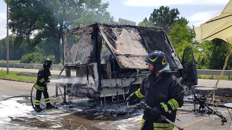 Modena, esplode il chiosco di via Vignolese: titolare ustionato 