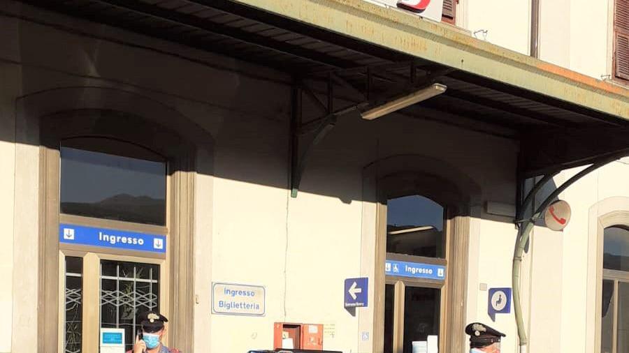Le ruba la borsa e trova solo il portatrucchi: tornato indietro la picchia e la rapina di nuovo