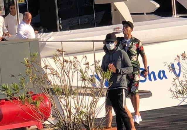 Cristiano Ronaldo su un pontile nel porto di Viareggio