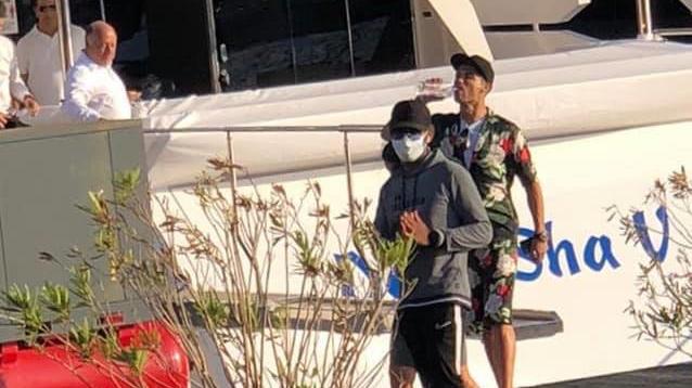 Cristiano Ronaldo su un pontile nel porto di Viareggio