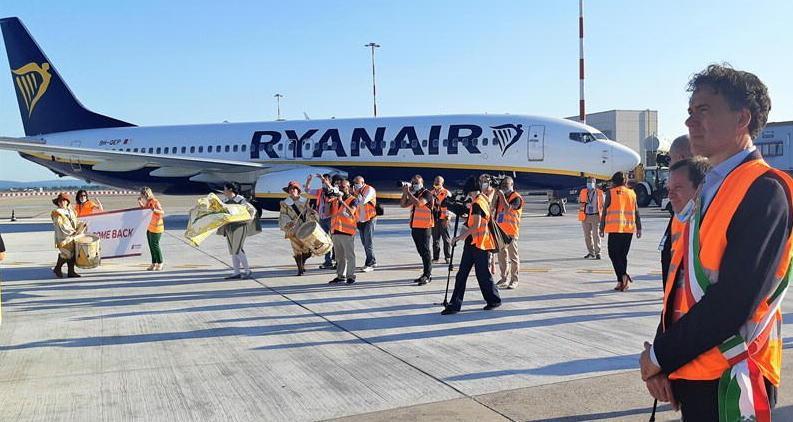 Il sindaco Conti l’altro giorno all’arrivo del primo volo Ryanair post-lockdown