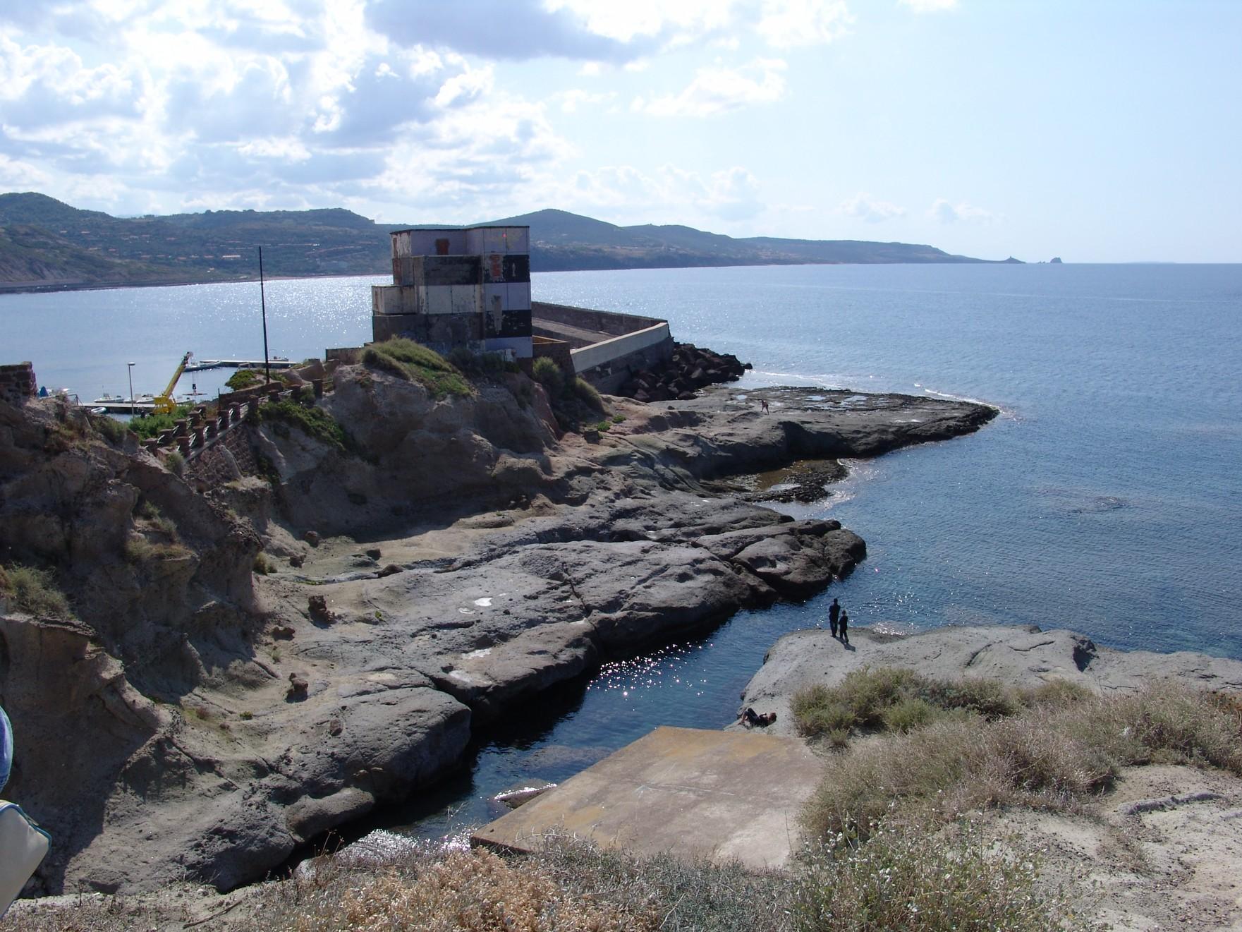 Bosa, bambino di 9 anni si tuffa dagli scogli e si ferisce alla testa