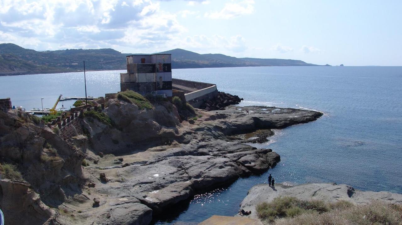 Bosa, bambino di 9 anni si tuffa dagli scogli e si ferisce alla testa