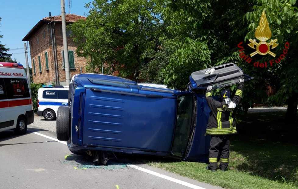 Il Pajero ribaltato dopo lo scontro