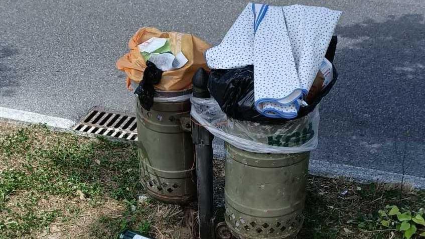 La protesta dei cittadini di Lido «Troppi rifiuti in via del Secco»