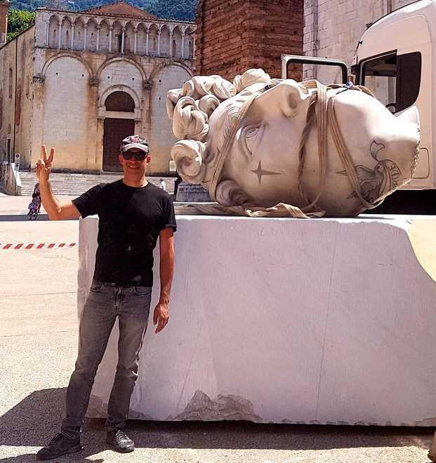 Le sculture tatuate di Fabio Viale fanno subito spettacolo 