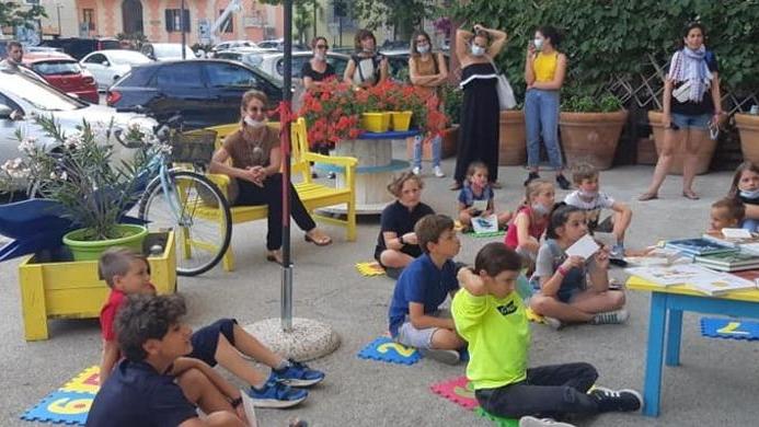 Un successo il primo flash mob dedicato allo scrittore Rodari