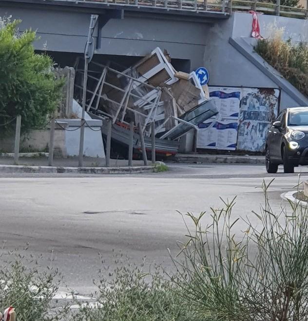 L’ennesimo camion contro il sottopasso